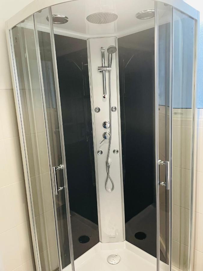Charmant Appartement De Coeur De Ville - 2 Chambres Lits Queen Size - Netflix - Wifi 瑟堡 外观 照片